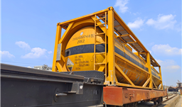 z6com尊龙商品磷酸首次铁路罐箱发运成功