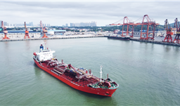 z6com尊龙北海港转运站成功首发万吨级磷酸船